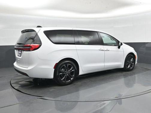 Bright White Clearcoat 2026 Chrysler Pacifica L