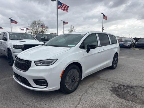 Bright White Clearcoat 2026 Chrysler Pacifica L
