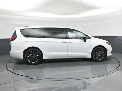 Bright White Clearcoat 2026 Chrysler Pacifica L