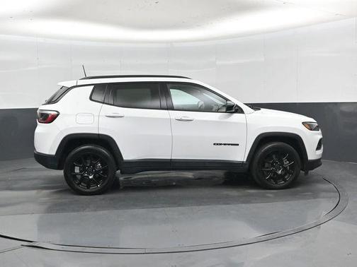 Bright White Clearcoat 2025 Jeep Compass Latitude