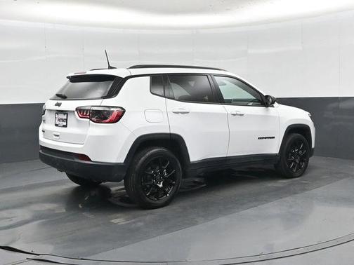 Bright White Clearcoat 2025 Jeep Compass Latitude