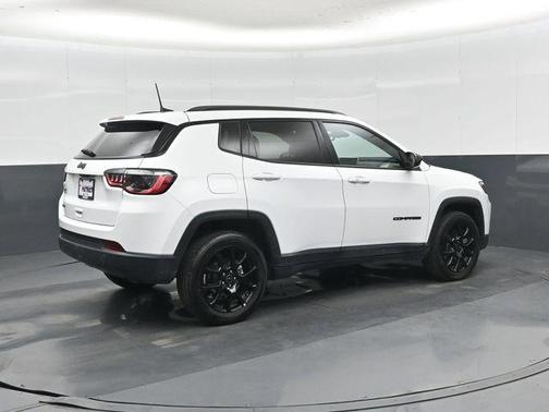 Bright White Clearcoat 2025 Jeep Compass Latitude
