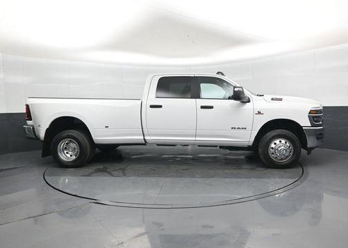 Bright White Clearcoat 2026 RAM 3500 Big Horn Crew Cab 4x4 8' Box