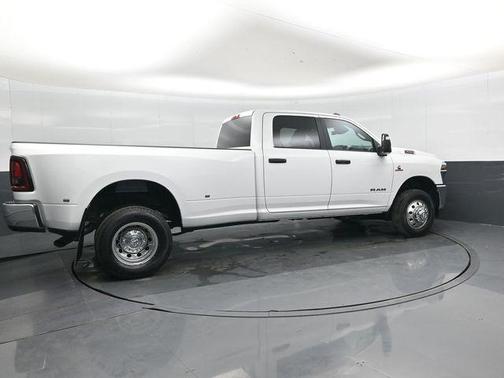 Bright White Clearcoat 2026 RAM 3500 Big Horn Crew Cab 4x4 8' Box