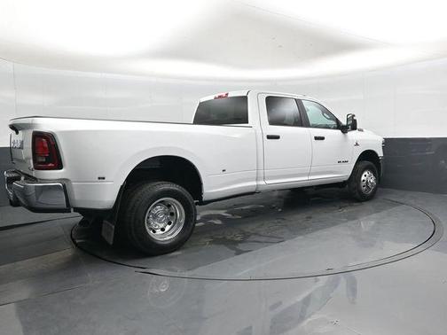 Bright White Clearcoat 2026 RAM 3500 Big Horn Crew Cab 4x4 8' Box