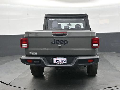 Sting-Gray Clearcoat 2021 Jeep Gladiator Sport
