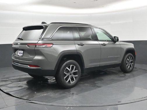 Sting-Gray Clearcoat 2027 Jeep Grand Cherokee Laredo