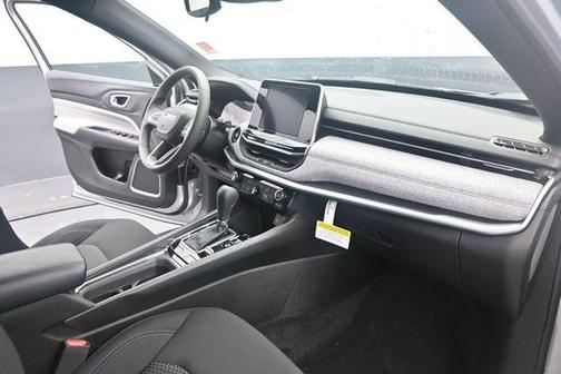 Silver Zynith Metallic Clearcoat 2025 Jeep Compass Sport