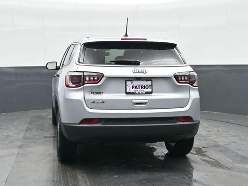 Silver Zynith Metallic Clearcoat 2025 Jeep Compass Sport