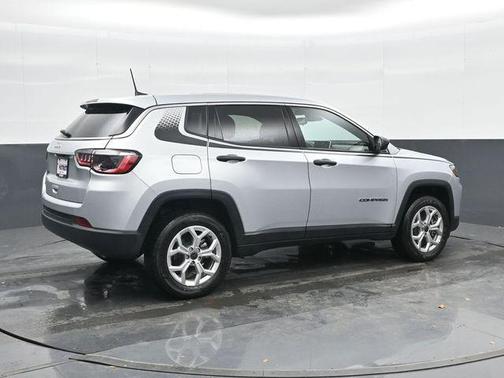 Silver Zynith Metallic Clearcoat 2025 Jeep Compass Sport