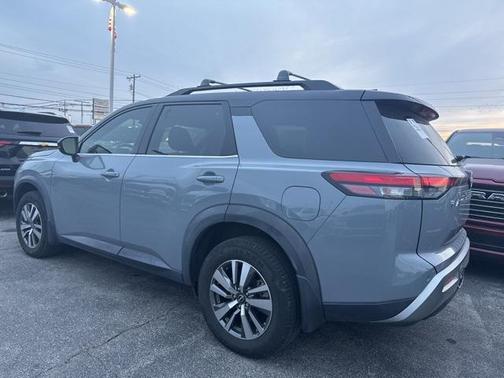 2023 Nissan Pathfinder SL 4WD
