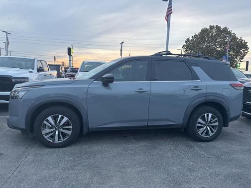 2023 Nissan Pathfinder SL 4WD