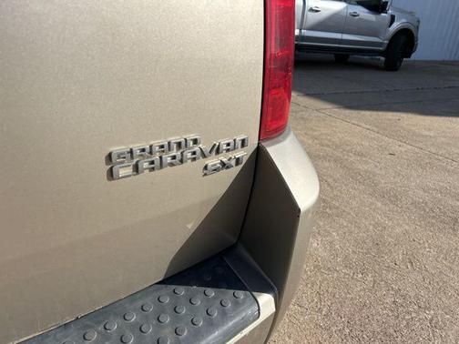 Light Sandstone Metallic Clearcoat 2009 Dodge Grand Caravan SXT