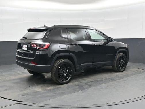 Diamond Black Crystal Pearlcoat 2026 Jeep Compass Latitude