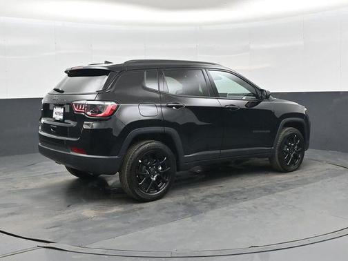 Diamond Black Crystal Pearlcoat 2026 Jeep Compass Latitude