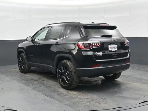 Diamond Black Crystal Pearlcoat 2026 Jeep Compass Latitude