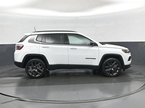 Bright White Clearcoat 2026 Jeep Compass Latitude