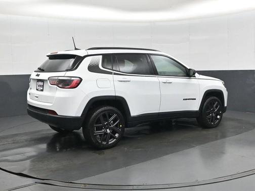 Bright White Clearcoat 2026 Jeep Compass Latitude