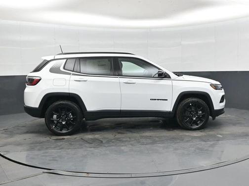 Bright White Clearcoat 2026 Jeep Compass Latitude
