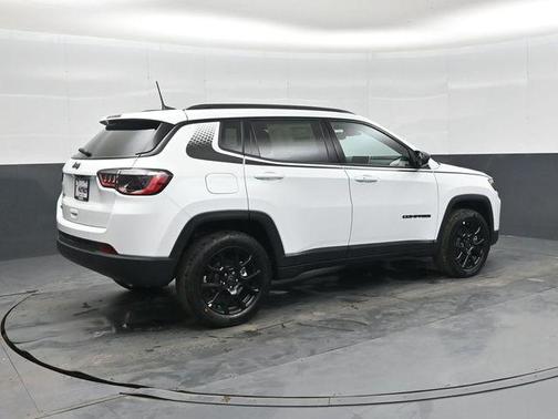 Bright White Clearcoat 2026 Jeep Compass Latitude