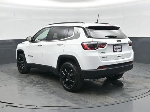 Bright White Clearcoat 2026 Jeep Compass Latitude