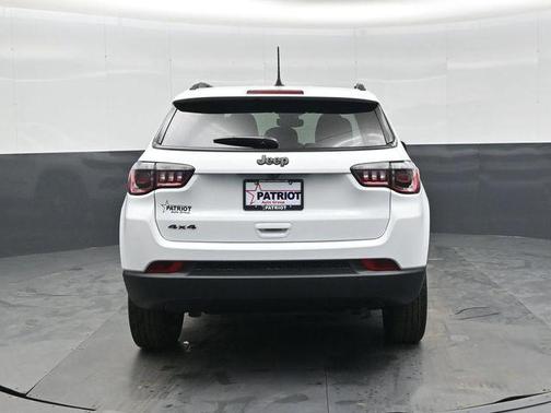 Bright White Clearcoat 2026 Jeep Compass Latitude