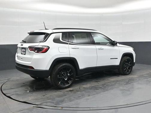 Bright White Clearcoat 2026 Jeep Compass Latitude