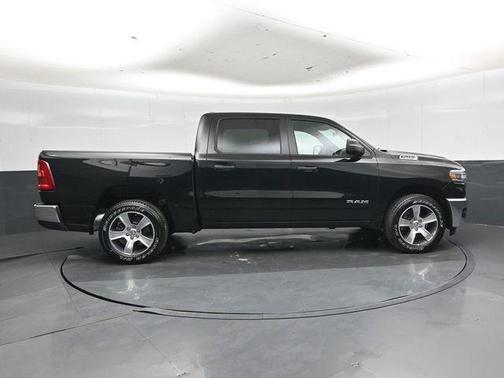 Diamond Black Crystal Pearlcoat 2026 RAM 1500 Tradesman