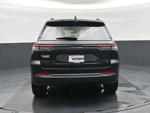 Diamond Black Crystal Pearlcoat 2026 Jeep Grand Cherokee 85th Anniversary Edition