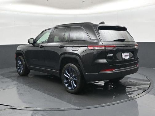 Diamond Black Crystal Pearlcoat 2026 Jeep Grand Cherokee 85th Anniversary Edition