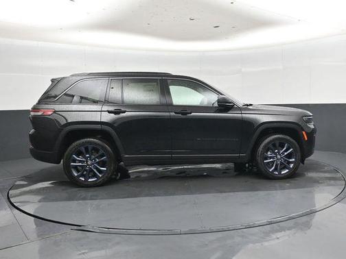 Diamond Black Crystal Pearlcoat 2026 Jeep Grand Cherokee 85th Anniversary Edition