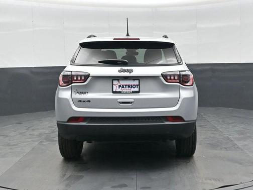 Silver Zynith Metallic Clearcoat 2026 Jeep Compass Sport