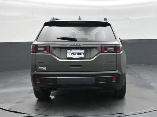 Sting-Gray Clearcoat 2026 Jeep Cherokee Laredo 4x4