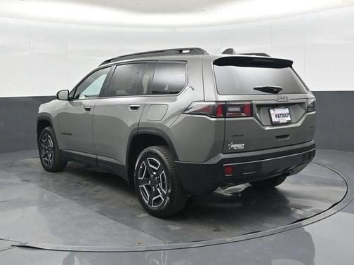 Sting-Gray Clearcoat 2026 Jeep Cherokee Laredo 4x4