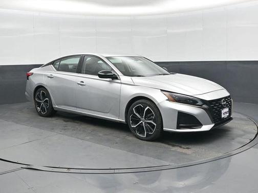 Brilliant Silver Metallic 2023 Nissan Altima SR FWD