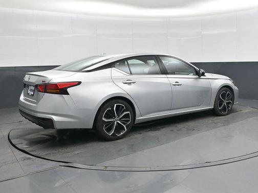 Brilliant Silver Metallic 2023 Nissan Altima SR FWD