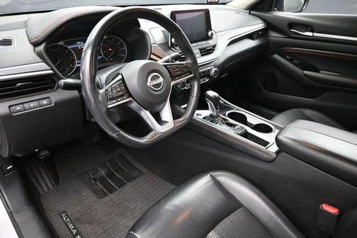 Brilliant Silver Metallic 2023 Nissan Altima SR FWD