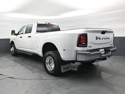 Bright White Clearcoat 2026 RAM 3500 Tradesman Crew Cab 4x4 8' Box