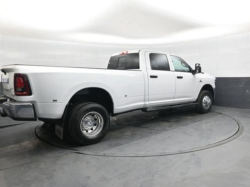 Bright White Clearcoat 2026 RAM 3500 Tradesman Crew Cab 4x4 8' Box