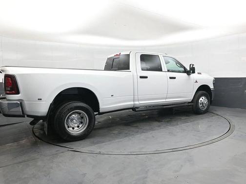 Bright White Clearcoat 2026 RAM 3500 Tradesman Crew Cab 4x4 8' Box