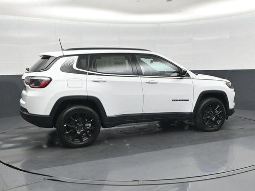 Bright White Clearcoat 2026 Jeep Compass Latitude