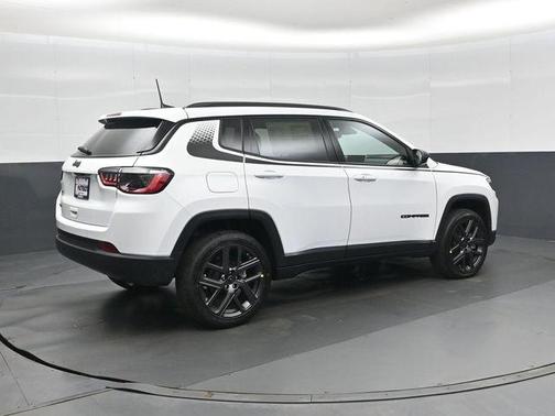 Bright White Clearcoat 2026 Jeep Compass Latitude