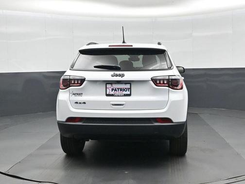 Bright White Clearcoat 2026 Jeep Compass Latitude