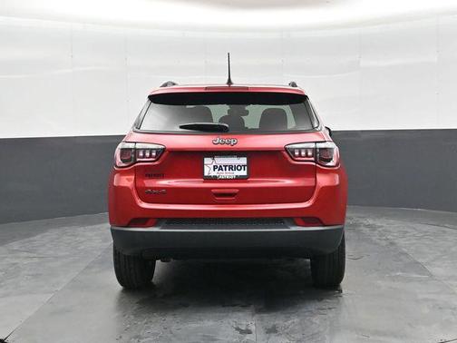 Red Hot Pearlcoat 2026 Jeep Compass Latitude