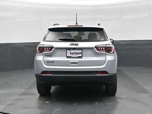 Silver Zynith Metallic Clearcoat 2026 Jeep Compass Sport