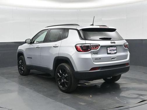 Silver Zynith Metallic Clearcoat 2026 Jeep Compass Sport
