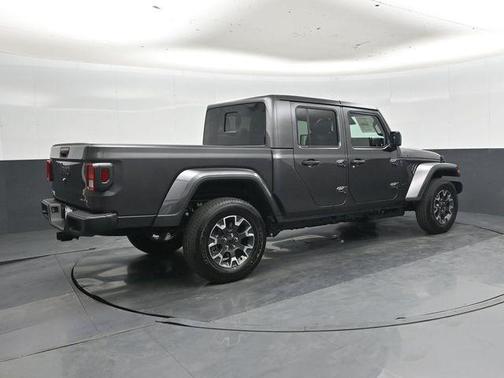 Granite Crystal Metallic Clearcoat 2026 Jeep Gladiator Sahara 4x4