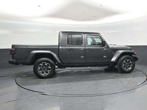 Granite Crystal Metallic Clearcoat 2026 Jeep Gladiator Sahara 4x4