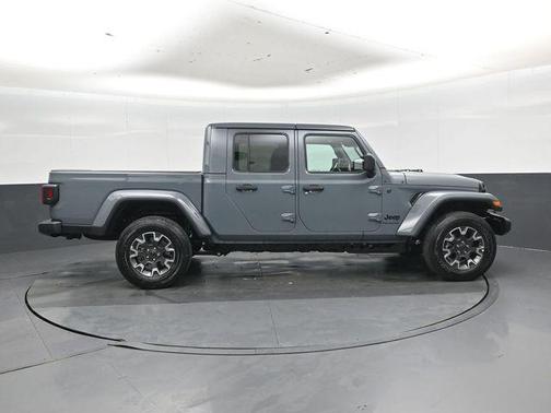 Anvil Clearcoat 2026 Jeep Gladiator Sahara 4x4