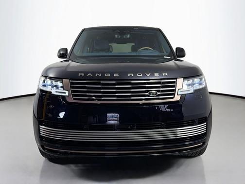 2026 Land Rover Range Rover P615 SV